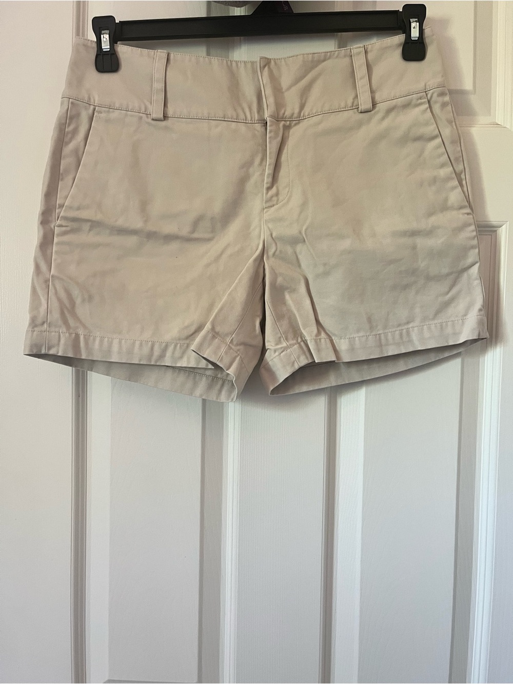 banana republic women’s tailored chino shorts in light beige 100% cotton
